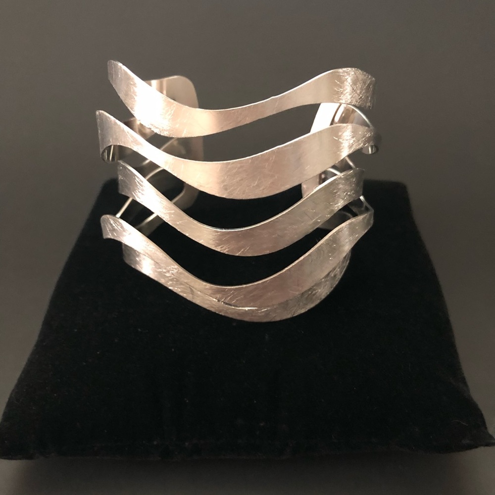 NWT SALE ❤️John Michael Richardson wing sang wave bracelet